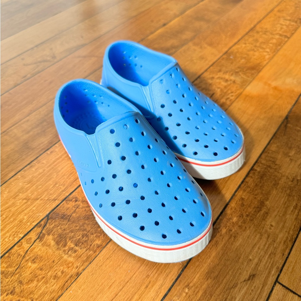 Native shoes blue size C11. Good condition